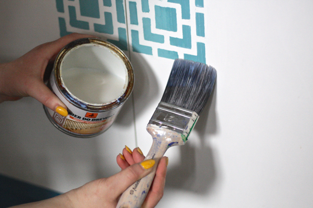 Malowanie szafek kuchennych farbami kredowymi przy użyciu szablonów