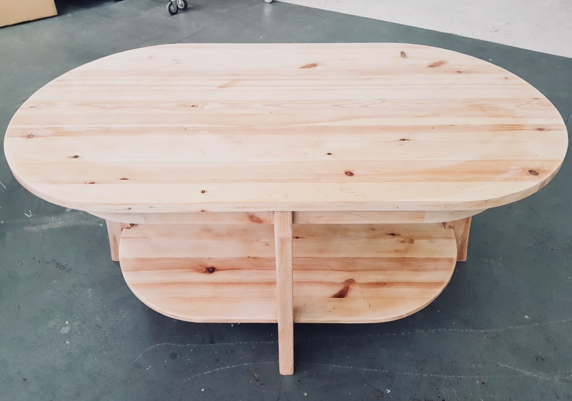 Szlifowanie stolika kawowego - zdarty lakier i odsłonięte drewno